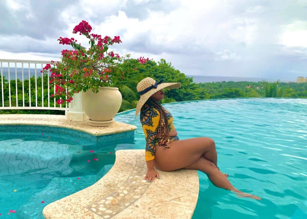 Posing in the pool wearing a stylish sunhat. If you come to Jamaica, don't forget to include a sun hat in your Jamaica packing list.