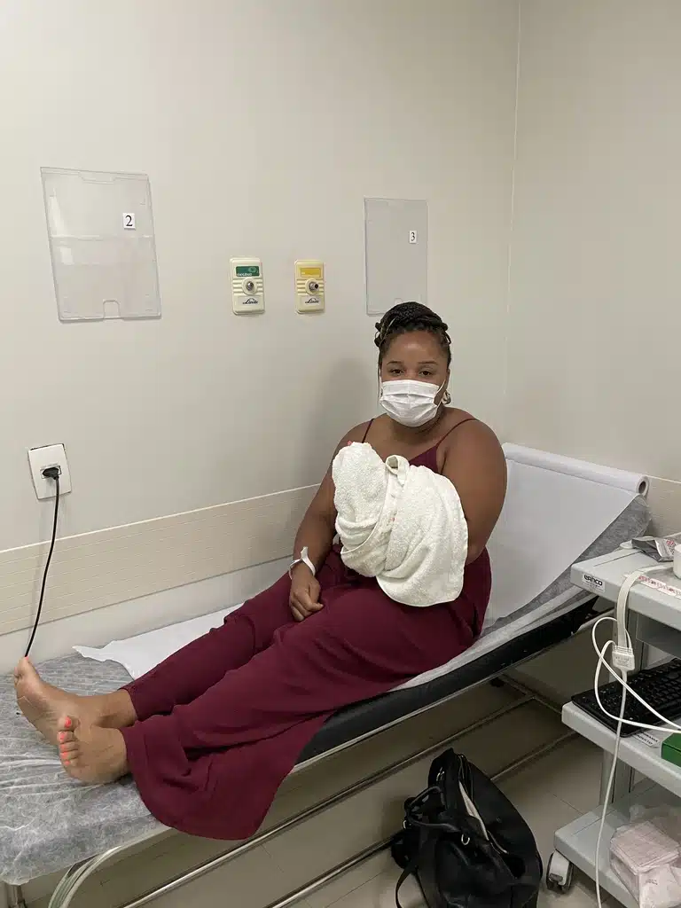 Women sitting in urgent care in Brazil with a wrapped arm.